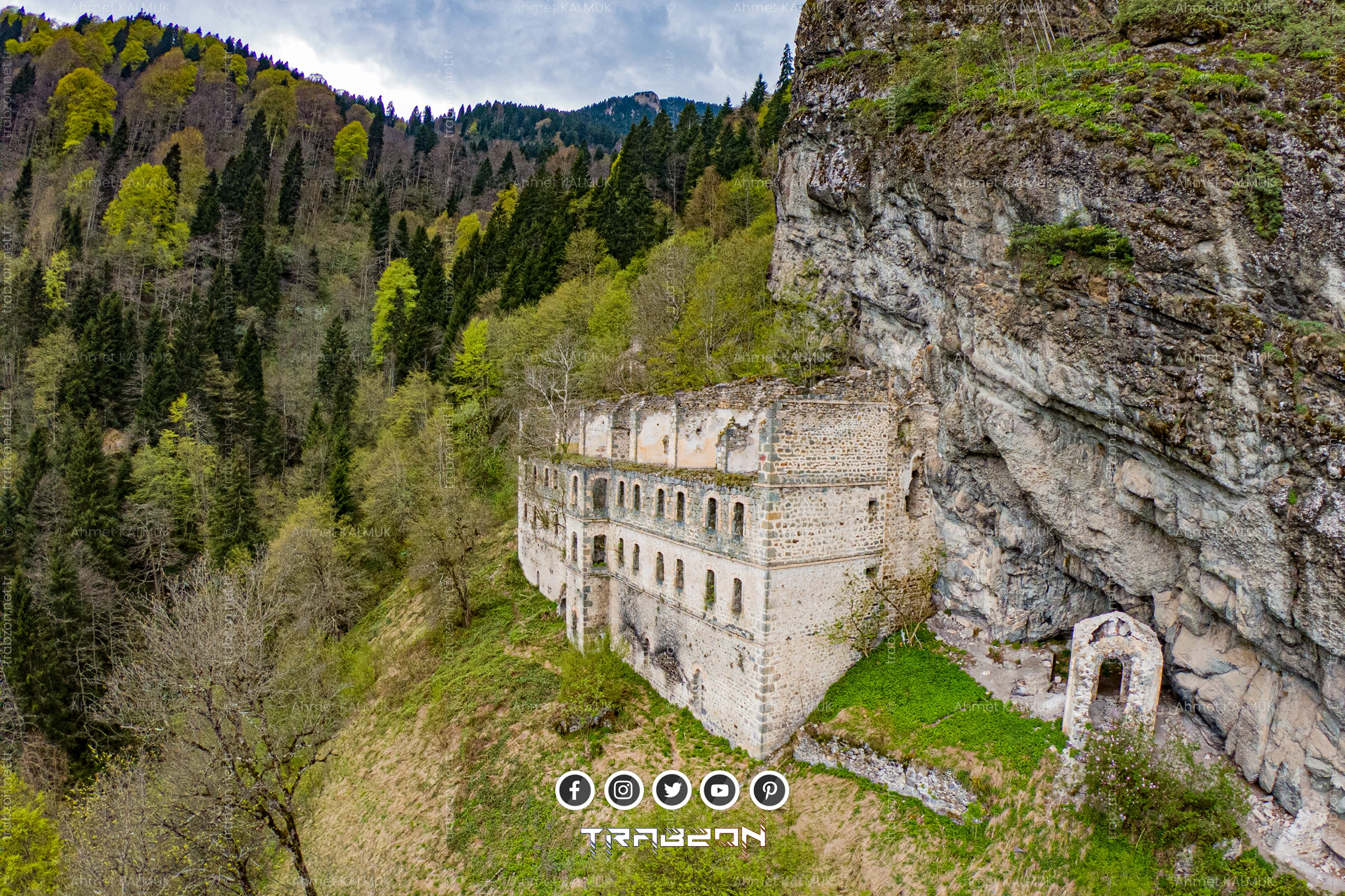 Vazelon Manastırı ve Girişteki Şapel