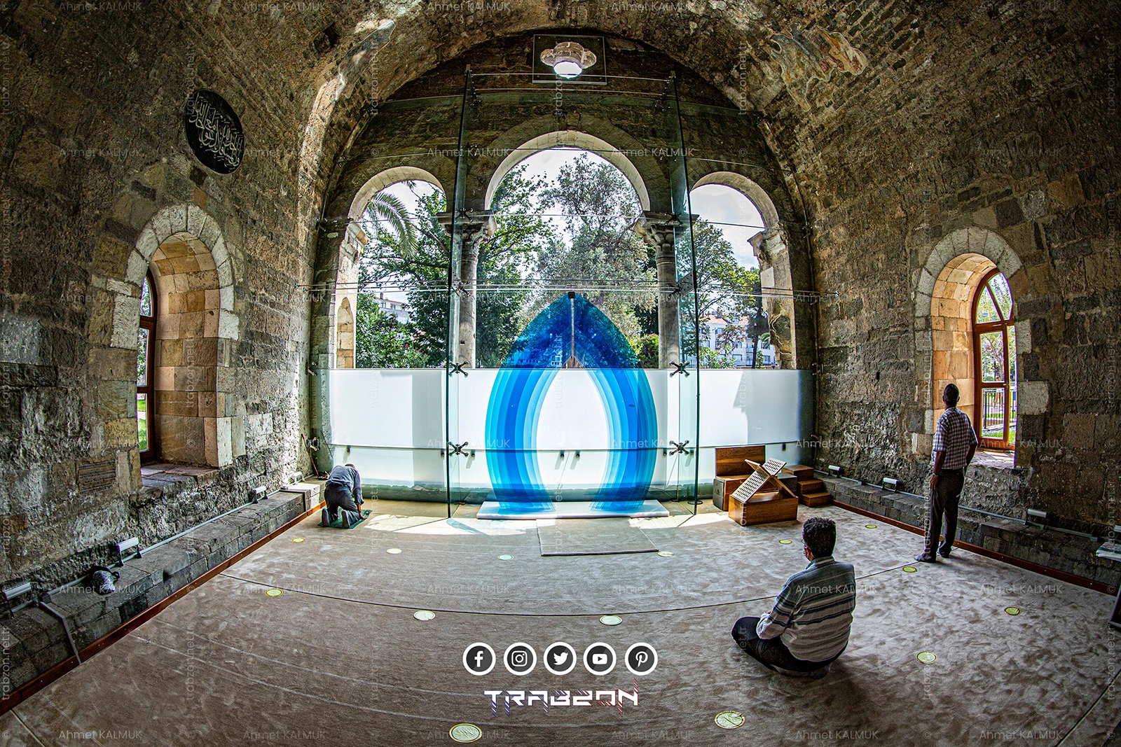 Trabzon Ayasofya Camii Namaz Kılan İnsanlar